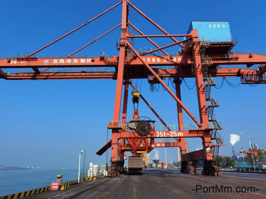 岸桥吊具改造抓斗，适应散货作业,设备升级改造 助力港口生产