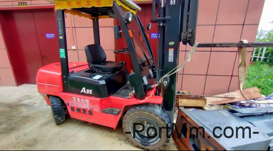 事故案例 | 叉运设备方式不正确 叉车司机离开叉车人为扶正设备遭砸压而亡