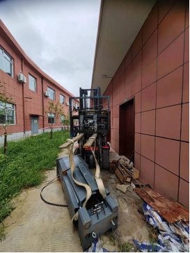 事故案例 | 叉运设备方式不正确 叉车司机离开叉车人为扶正设备遭砸压而亡