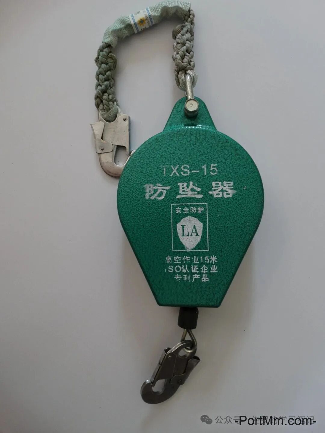 GB 4053.1-2025《固定式金属梯及平台安全要求 第1部分：直梯》详解，直梯什么时候装护笼，什么时候装防坠器，自闭门怎么装