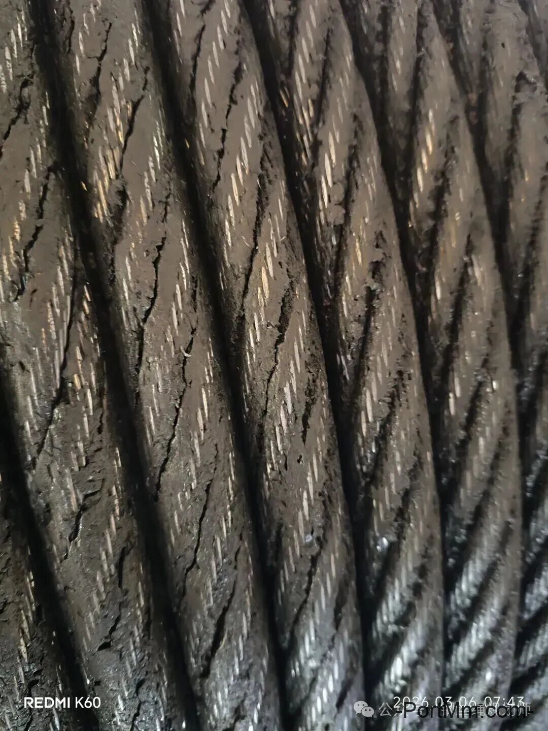 《错误操作》保养钢丝绳直接抹黄油，或者涂废机油的